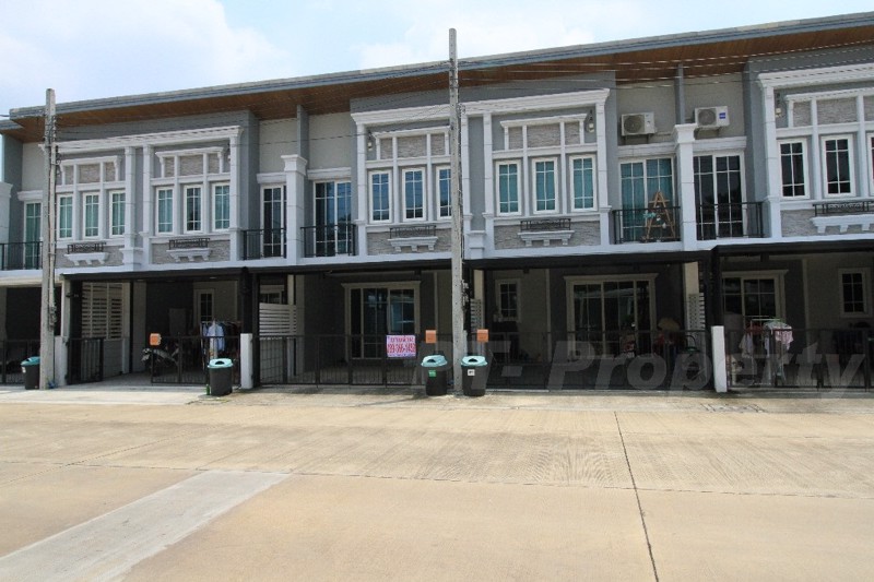 ถนนหน้าบ้านโล่งสุดๆ-กว้างถึง-12-เมตร-อยู่โซนด้านหน้าโครงการ-ใกล้คลับเฮ้าส์-พร้อมต่อเติมหลังคาที่จอด