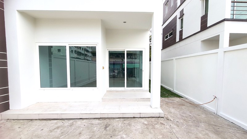 ขายด่วน-ทาวน์โฮมหลังมุม-3-ชั้น-45-ตรว-ซสุคนธ์สวัสดิ์16-ตรงงข้าม-รรสตรีวิทยา-2-ราคาถูก