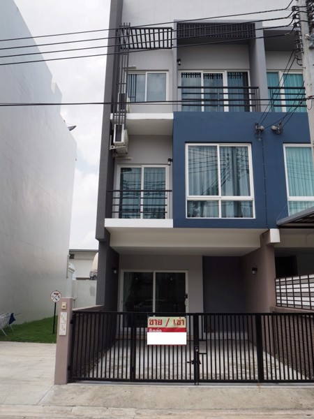 ห้เช่า-town-home-3-ชั้น-สไตล์โมเดิร์น-ติดถนนใหญ่รามอินทรา-เดินทางไปมาสะดวกมากๆ