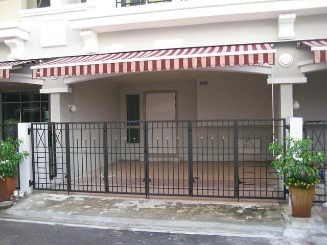 hs-1260-ขายทาวน์โฮม-3-ชั้นหมู่บ้านกลางเมืองบริติชทาวน์-ศรีนครินทร์-ทำเลดีติดถนนศรีนครินทร์