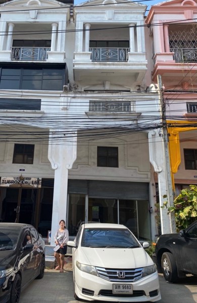 ขายหรือเช่า-อาคารพาณิชย์-หมู่บ้าน-รุ่งกิจวิลล่า-9-ซอยร่มเกล้า-58-เขตลาดกระบัง-อาคาร-3-ชั้นครึ่ง