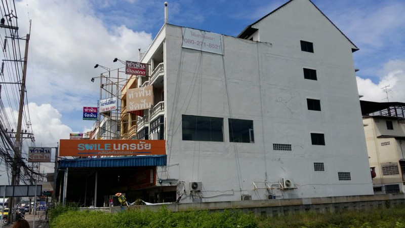 ให้เช่าพื้นที่ติดป้ายโฆษณาบริเวณพื้นที่ด้านข้างอาคารที่ติดกับนวนคร