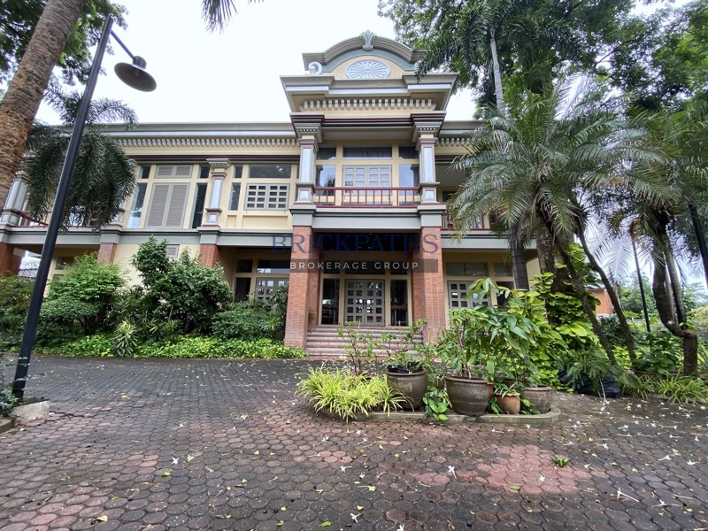 ขาย บ้านเดี่ยว หลังใหญ่ สไตล์ Classic Colonial หมู่บ้านปัญญา ซอยพัฒนาการ 30 บนเนื้อที่เกือบ 1 ไร่