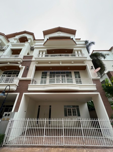 ขายหรือให้เช่า-ทาวน์โฮมสูง-4-ชั้น-ย่านเอกมัย-10-หน้ากว้าง-สภาพดีมาก