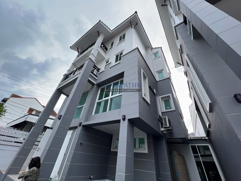 ขายทาวน์โฮม 4 ชั้น จำนวน 2 หลัง ย่านเอกมัย ถนนสุขุมวิท 63