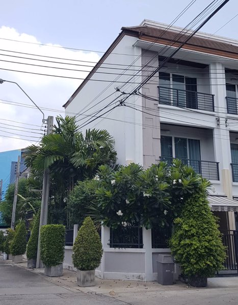 ขายทาวโฮมส์-บ้านกลางเมือง-เอสเซนส์-ห้องมุมแต่งสวย-ใกล้รถไฟฟ้า-ประเวศ-กรุงเทพ-โทร-081-837-6314