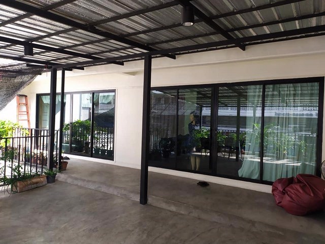 ให้เช่าอาคารพาณิชย์-3-ชั้น-2-ห้องทะลุกัน-ซอยรามคำแหง-ใกล้ตลาด-กกท-ใกล้ราชมังคลา-เดินทางสะดวก