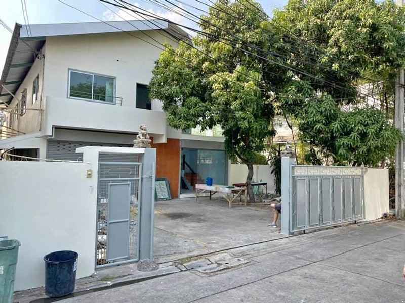 ให้เช่าโกดังพร้อมออฟฟิศ25ชั้นรีโนเวทใหม่ซอยลาดพร้าว-81-ใกล้เลียบด่วน-ใกล้ห้างบิ๊กซีลาดพร้าว