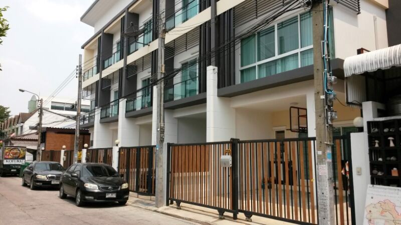 ให้เช่าทาวน์โฮม-3ชั้นลาดพร้าว110-ย่านทาวน์อินทาวน์เหมาะสำหรับอยู่อาศัย