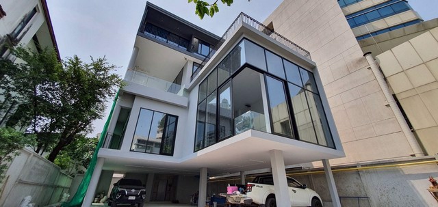 ให้เช่าอาคารสร้างใหม่4ชั้นซอยสุขุมวิท49ข้างโรงพยาบาลสมิตเวช-สุขุมวิทพร้อมลิฟท์และสระว่ายน้ำส่วนตัว-ใ