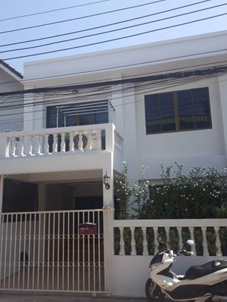 ให้เช่าทาวเฮาส์-2-ชั้น-พร้อมเฟอร์นิเจอร์เข้าอยู่ได้เลย-หมู่บ้านวัฒนา-ซอยสาธุประดิษฐ์15-ใจกลางเมือง