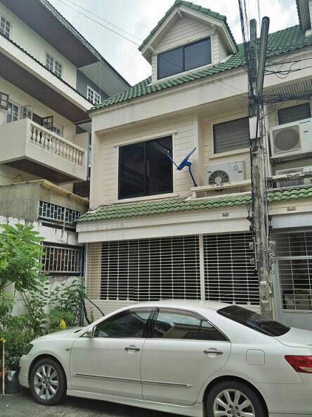 ให้เช่าทาวน์โฮม-3-ชั้น-หลังมุม-ใกล้บิ๊กซีลาดพร้าว-พร้อมเฟอร์นิเจอร์และเครื่องใช้ไฟฟ้าบางส่วน