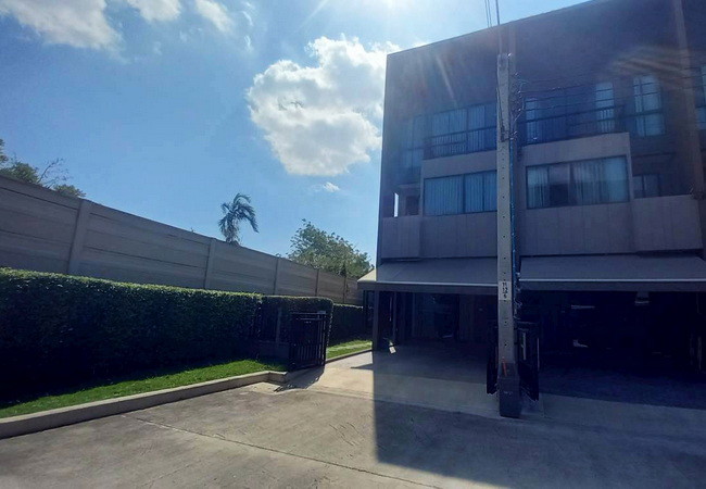 ขายทาวน์เฮ้าส์-หมู่บ้านกลางเมือง-บางนา-วงแหวน-ถนนกาญจนาภิเษก-บางพลี-สมุทรปราการ