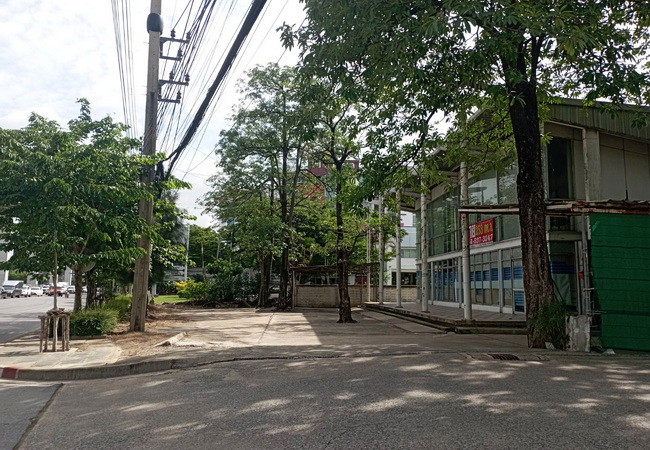 ขายและให้เช่าโชว์รูม-ติดถนนศรีนครินทร์-แขวงสวนหลวง-เขตสวนหลวง-กรุงเทพมหานคร