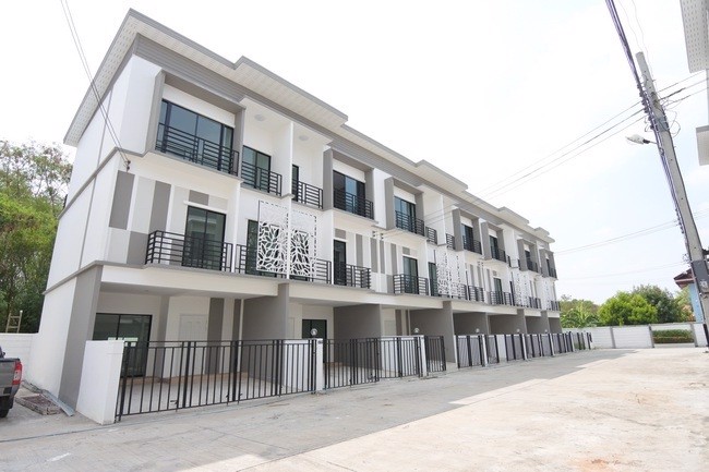 ขายทาวน์เฮ้าส์-แอท-ไนท์-วัชรพล9-เนื้อที่-177-ตรว-3-ชั้น-บ้านใหม่-สไตล์โมเดิร์น-3-นอน-3-น้ำ