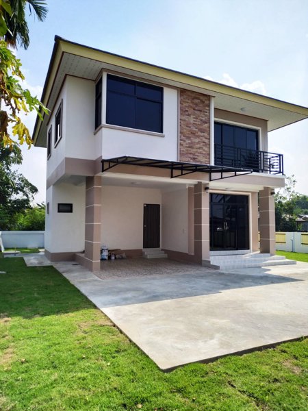 ขายบ้านเดี่ยว-2-ชั้น-ติดสวนสุขภาพ-ปลูกหญ้ารอบบ้านเต็มพื้นที่-ห่างห้างบิ๊กซี-1กิโลเมตร-หนองกี่-บุรีรั