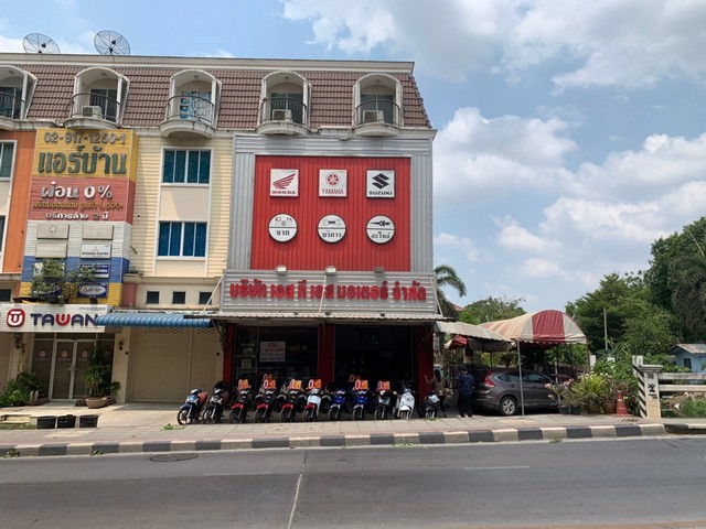 ขาย-อาคารพาณิชย์-3-ชั้นครึ่ง-หลังมุม2คูหาพร้อมที่ดินด้านข้าง-ติดถนนราษฎร์พัฒนา-ซมิสทีน-รามคำแหง