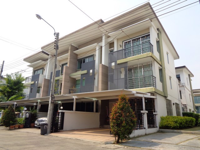 ขายถูก-ทาวน์โฮม-3-ชั้น-ทาวน์-อเวนิว-พระราม-2-ซอยพุทธบูชา-9-บ้านสวย-หลังมุม-ทำเลดี-เดินทางสะดวก