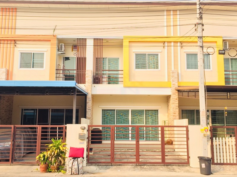 หมู่บ้านเปรมประชา-ซีซั่น-ทาวน์โฮมสภาพใหม่-เจ้าของไม่เคยอยู่-ตกแต่งพร้อมอยู่-ของเเถมทั้งหลัง