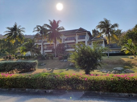 ขายด่วน-คอนโดในสนามกอล์ฟปาล์มฮิลส์-วิวทะเล-วิวภูเขา-ใกล้สนามบินหัวหิน