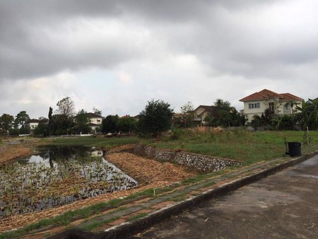 ขายที่ดินเปล่า-ติดทะเลสาบ-หมู่บ้านกฤษดานคร-30-ทำเลดี-ที่ดินสวยมาก