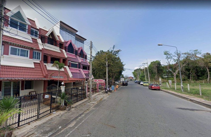 ขายบ้านทาวน์เฮาส์ ติดทะเล บนเขาพระตำหนัก-พัทยา  Townhouse with furniture in Pratumnak Hill.