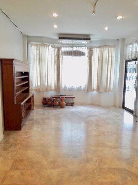 ทาวน์เฮาส์-ใกล้-bts-ย่านพร้อมพงษ์-เพื่ออยู่อาศัย-หรือ-ทำสำนักงาน-a-renovating-town-house