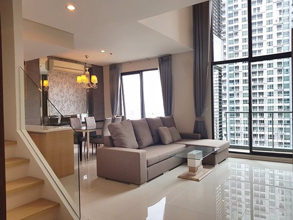 villa-asoke-แบบ-duplex-1-ห้องนอน-พื้นที่กว้าง-เพียง-2-3-นาทีจาก-mrt-เพชรบุรี-a-spacious-beautiful
