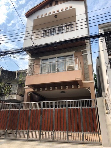 b86-ให้เช่าทาวน์เฮ้าส์-3ชั้น-ถนนสาธุประดิษฐ์-15-เขต-ยานนาวา-บ้านสวย-พึ่งรีโนเวทใหม่-เหมาะสำหรับพักอ