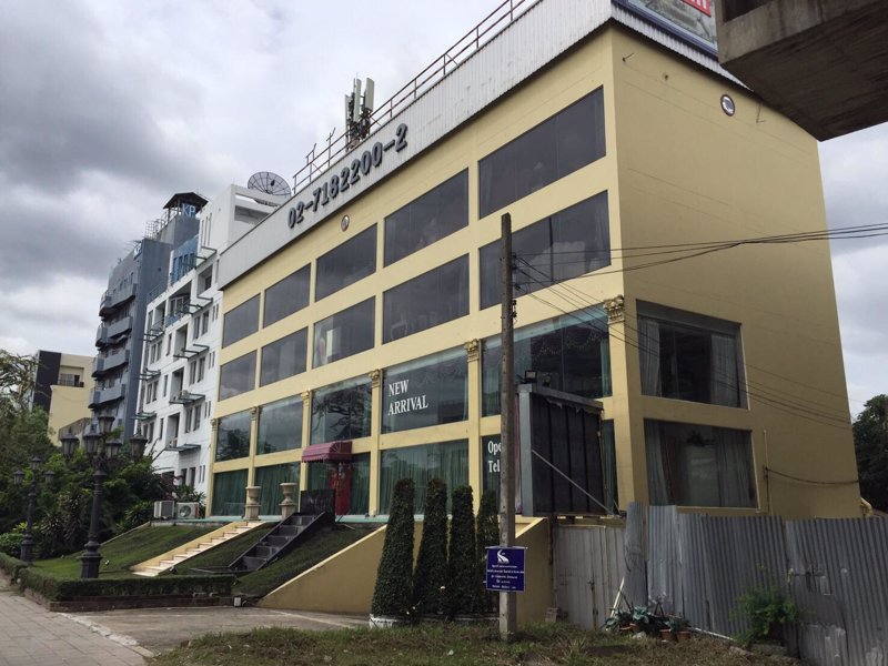 ให้เช่าโชว์รูมออฟฟิต-ติดถนนประดิษฐ์มนูญธรรม-ใกล้พระรามเก้า-เอกมัย