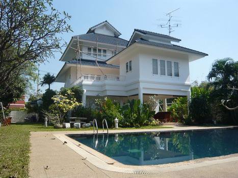 ขายและให้เช่าบ้านเดี่ยวหลังใหญ่-พร้อมสระว่ายน้ำ-ซอยนวมินทร์-111-ใกล้เลียบทางด่วนเอกมัยรามอินทรา-