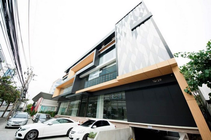 โชว์รูมสำนักงานให้เช่า-ทำเลดีมาก-ติดถนนใหญ่รัชดาภิเษก-และใกล้-mrtรัชดาภิเษก-เพียง-240-เมตร