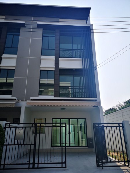 ให้เช่า-ด่วน-ทาวน์โฮม3ชั้น-28ตรว-โครงการกลางเมือง-ถนน-นวมินทร์42-ใกล้เดอะมอลล์บางกะปิ