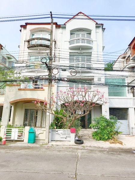 ขายถูก-ทาวน์เฮ้าส์-4-ชั้น-หมู่บ้านสวนซื่อตรง-ซอยประดิษฐ์มนูธรรม-10-เลียบทางด่วนรามอินทรา