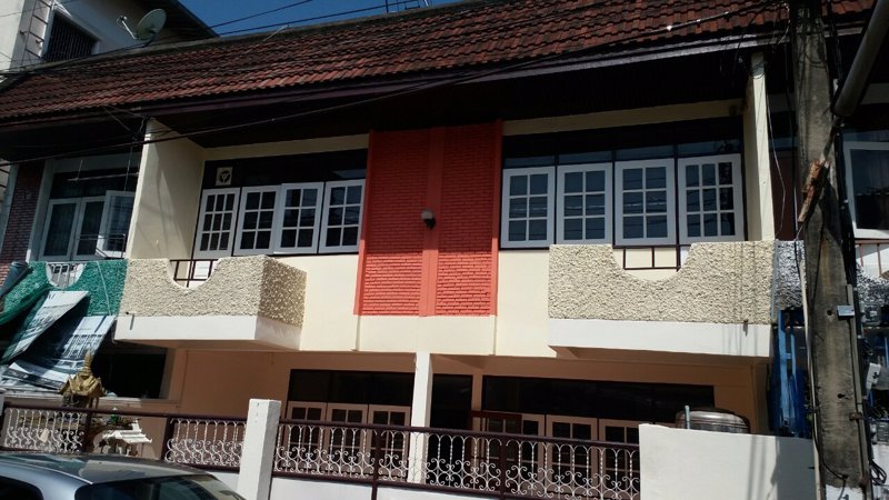 ประกาศขายบ้านแฝด-ทาวน์เฮ้าส์-2-ชั้น-พื้นเดียวกัน-เพดานเดียวกัน-หาครอบครัวใหญ่มาเป็นเจ้าของ-ราคาถูก