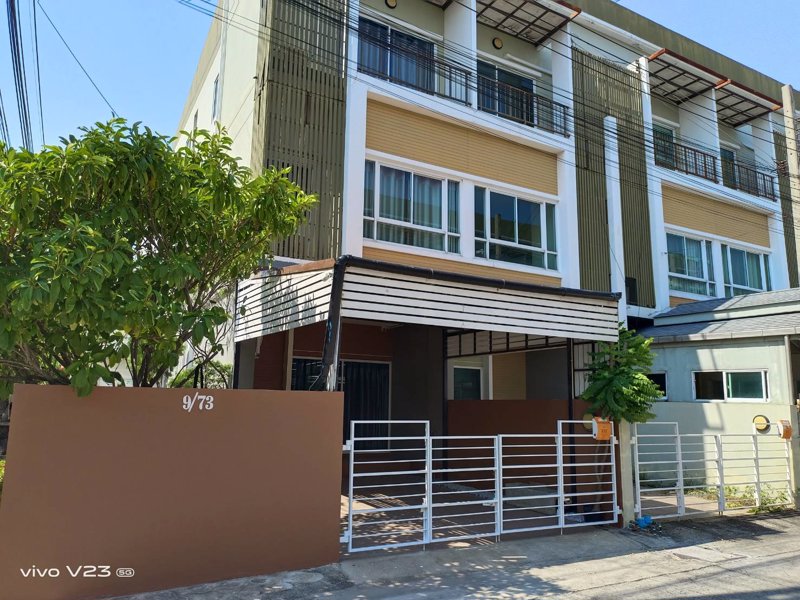 ให้เช่า หรือ ขาย ทาวน์โฮม 3ชั้น  รามคำแหง144 นลินอเวนิว2 ติดสถานีรถไฟฟ้า บ้านหัวมุม หลังแรก