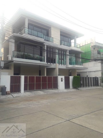 ให้เช่าบ้านแฝดหรู-3-ชั้น-luxury-modern-design-5-นอน-รัชดา36-ตกแต่งสวย-เพดานสูง-ทำเลดี