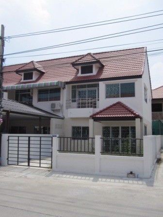 ให้เช่า-ทาวน์เฮ้าส์-หมู่บ้านเด่นชัย-ซอยมังกร-หลังมุม-พร้อมเข้าอยู่