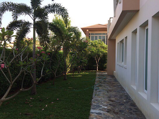 ให้เช่าบ้านเดี่ยวหลังมุมพร้อมเฟอร์ใกล้สสัมศรีราชา-j-park