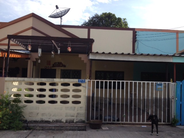 ให้เช่าบ้านทาวน์เฮ้าส์ชั้นเดียว-หมู่บ้านอรุณเริ่ม-ระยอง-3600บ-เดือน-ติดต่อ-จิ๊บ-0894598935