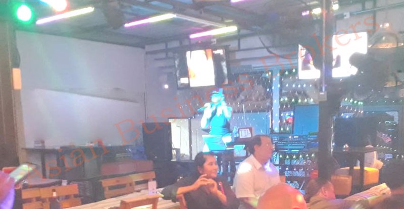 1205052-เซ้งบาร์และร้านอาหาร-คนเดินผ่านพลุกพล่านที่จอมเทียน