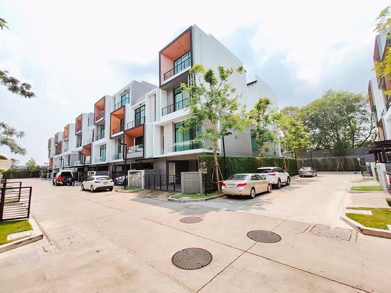 เนอวานา-ดีฟายน์-ศรีนครินทร์-พระราม9