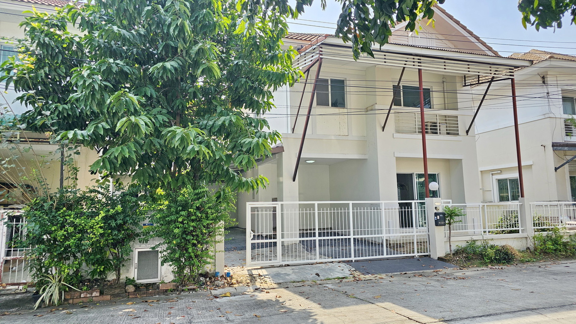 แลนซีโอ-รามคำแหง-วงแหวน-ซอยมีสทีน-บ้านแฝด-สไตล์บ้านเดี่ยว-4020-ตรว-สภาพดี-ใกล้รถไฟฟ้า