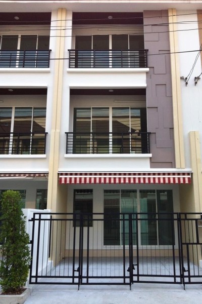 hs257ขายทาวน์โฮม-3-ชั้น-หมู่บ้านกลางเมืองรัชดา-36-เนื้อที่-23-ตรวขายพร้อมเฟอร์ทั้งหลัง