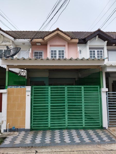 ขายทาวน์เฮ้าส์ 2 ชั้น เจ้าของขายเอง ดูแลบ้านตลอด ทำเลดีตรงข้ามเซ็นทรับล ใกล้รถไฟฟ้า